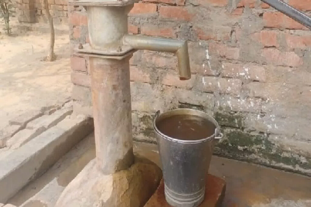 hand pump se pani ki jagah nikal rhi sharab