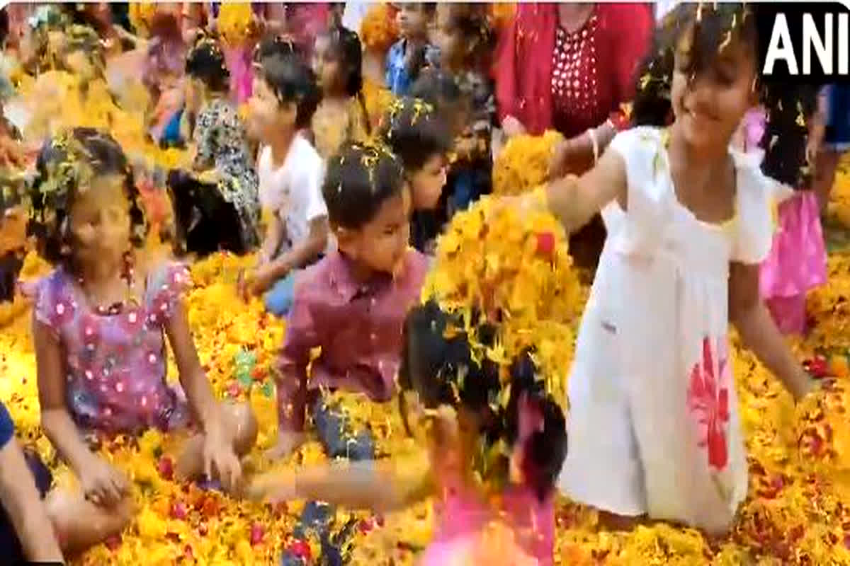 Flower Holi Video : स्कूली बच्चों ने खेली फूलों की होली, वीडियो देख बन जाएगा आपका दिन