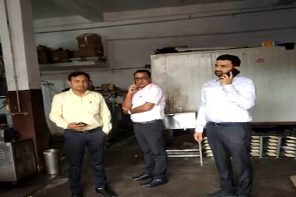 Indore News: आइस कैंडी के कारखाने में खाद्य विभाग ने मारा छापा, 105 लीटर आइस कैंडी को किया जब्त