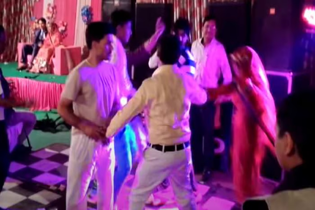 Wife Beats Husband: मंडप में साली के साथ ऐसा काम कर रहा था पति, देखते ही ठनका पत्नी का माथा, जिंदगी भर के लिए दे दी सीख