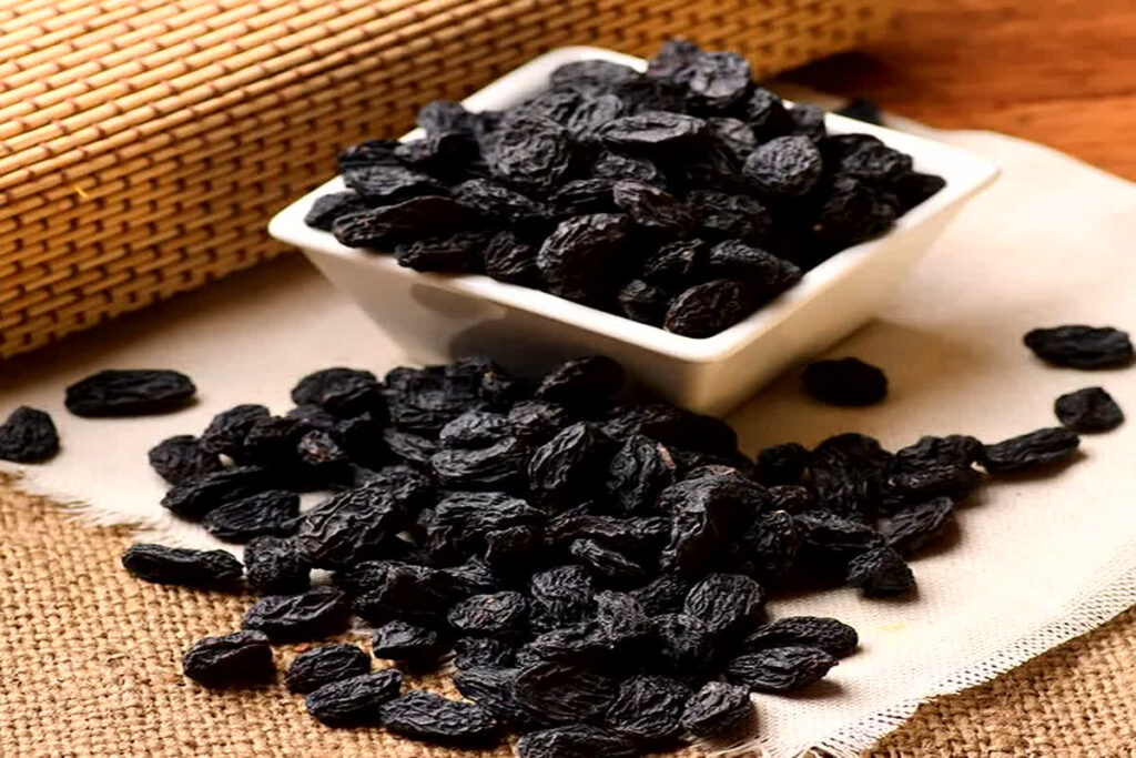 7 benefits of eating black raisins every morning