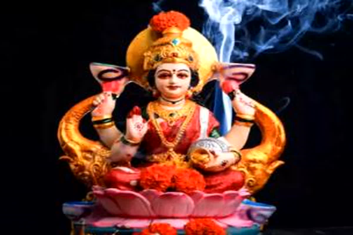 Shukrawar Ke Upay: शुक्रवार के इन उपायों से बरसेगी मां लक्ष्मी की कृपा, मिलेगा 33 कोटि देवी-देवताओं का आशीर्वाद