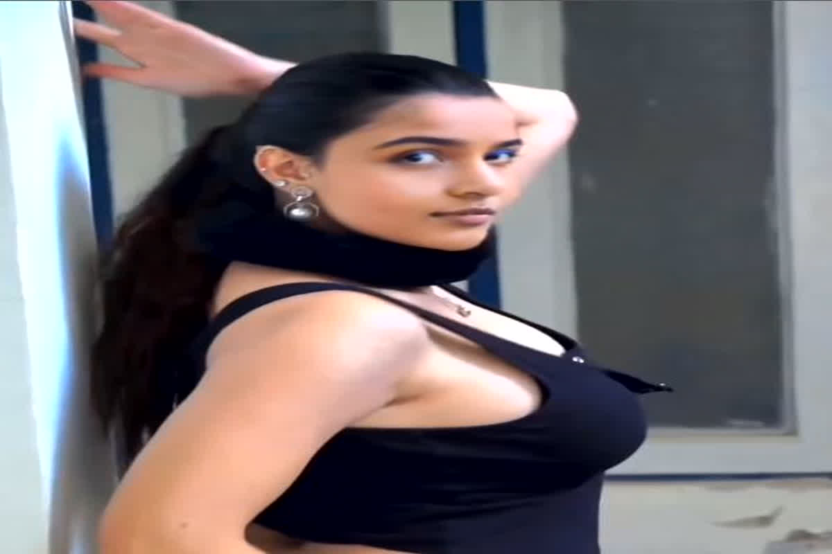 Marathi Bhabhi Sexy Video : मराठी भाभी ने कैमरे के सामने दिखाया कर्वी फिगर, वीडियो देख बेकाबू हो रहे यूजर्स