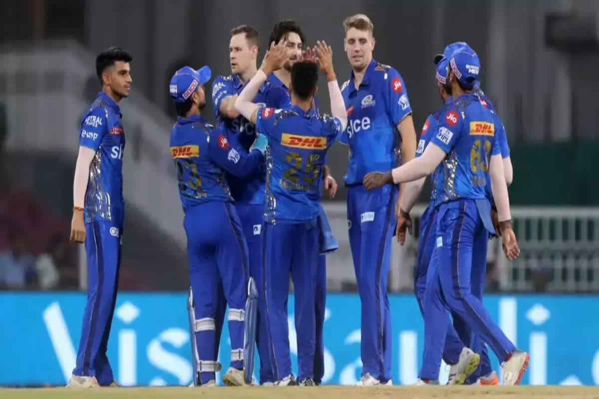 IPL 2024: आईपीएल लवर्स के लिए बुरी खबर… मुंबई इंडियंस से बाहर हुए ये खिलाड़ी, इस तेज गेंदबाज को किया शामिल