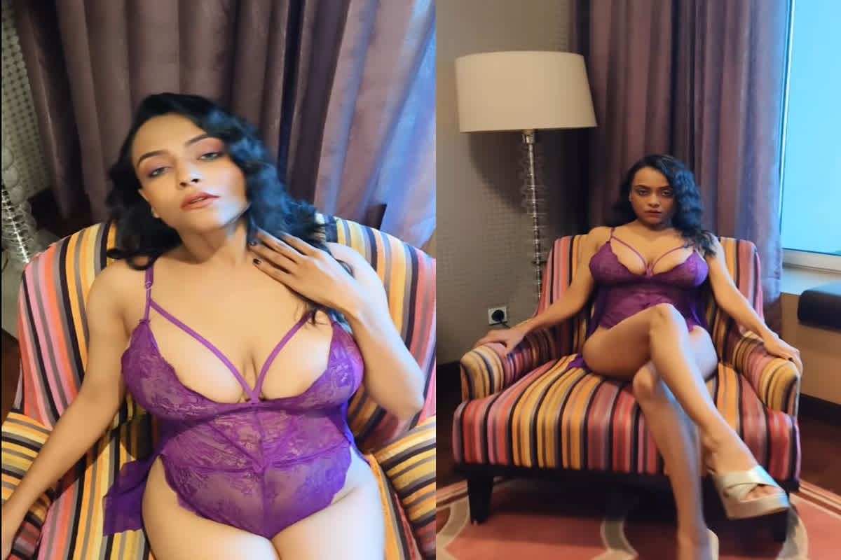 Ullu App Actress Sexy Video: उल्लू एप की हसीना ने बरपाया कहर… सोफे पर बैठकर दिए हद से ज्यादा बोल्ड पोज, वीडियो देख अटक जाएगी निगाहें