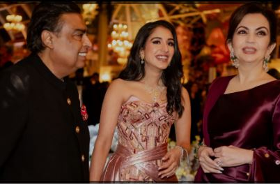 कपल के प्री वेडिंग बैश में देश-विदेश की तमाम बड़ी हस्तियां पहुंची हैं। इस प्री वेडिंग फंक्शन में अनंत और राधिका ने अपने लुक से काफी इम्प्रेस किया।