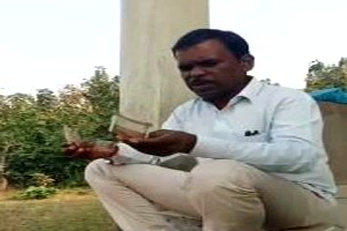 Raisen Video: किसान से रिश्वत लेते कैमरे में कैद हुआ वनकर्मी, सोशल मीडिया पर वायरल हुआ Video