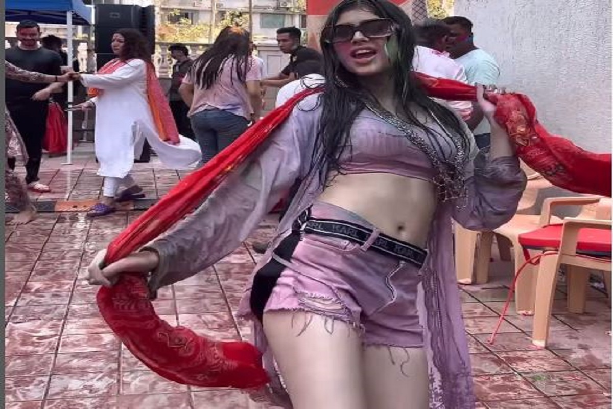 रीवा अरोरा का Holi wala Sexy video वायरल, होली में इन अंगों में भी लगाया रंग..देखकर रह जाएंगे दंग