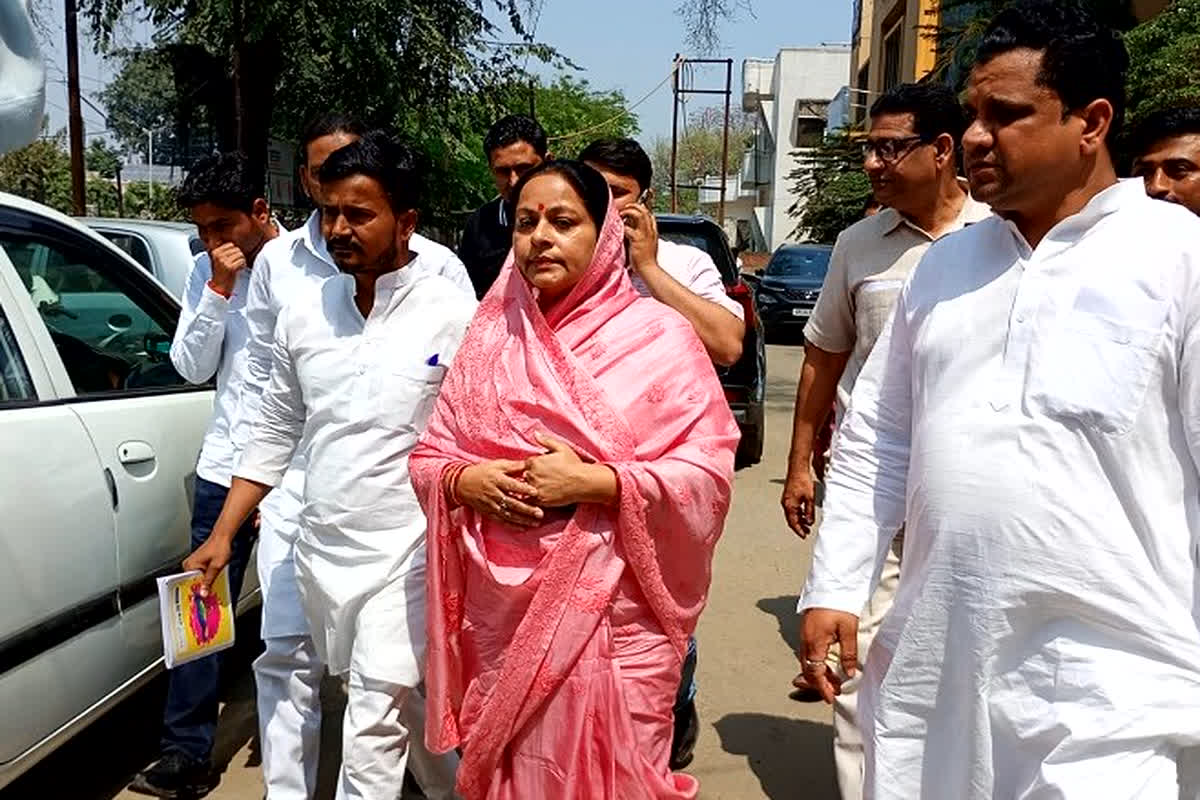 Moradabad Lok Sabha Seat: सपा में हाई वोल्टेज ड्रामा जारी, टिकट कटने की चर्चा के बीच नॉमिनेशन कराने कलेक्ट्रेट पहुंची रुचि वीरा…