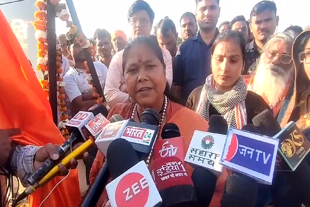 Sadhvi Niranjan Jyoti Targeted Akhilesh Yadav : अखिलेश अपनी पत्नी डिंपल की सीट बचा ले तो बड़ी बात है, केंद्रीय मंत्री साध्वी निरंजन ज्योति ने सपा प्रमुख पर साधा निशाना