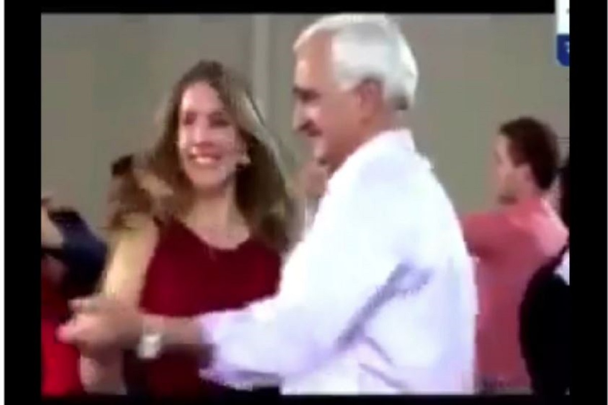 दिग्गज कांग्रेस नेता सलमान खुर्शीद का महिला के साथ डांस करते वीडियो वायरल! देखें क्या है इस Video का सच