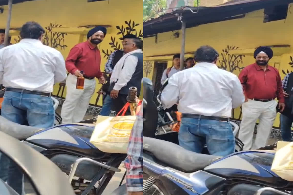 आचार संहिता का खुला उल्लंघन… दफ्तर से खुलेआम शराब बांटते दिखे आबकारी विभाग के कर्मचारी, वीडियो वायरल