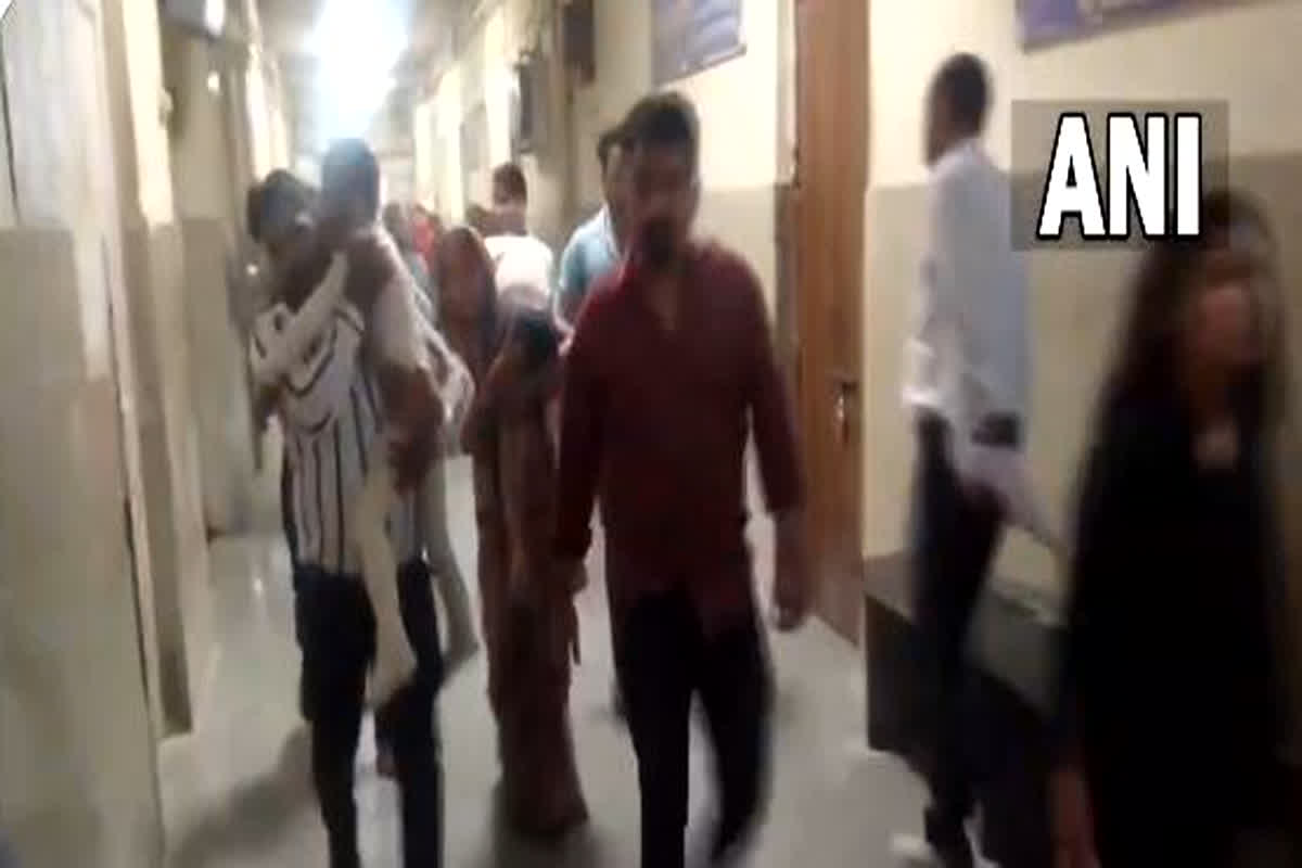 Shiv Barat Accident In Kota : शिव बारात के दौरान करंट की चपेट में आने से झुलसे 14 बच्चे, लोसकभा स्पीकर ओम बिड़ला पहुंचे अस्पताल