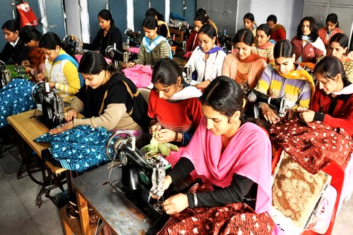 Free Silai Machine Yojana: महिलाओं को बड़ा तोहफा, सरकार दे रही मुफ्त सिलाई मशीन और 15 हजार रुपए, ऐसे उठाएं फायदा…