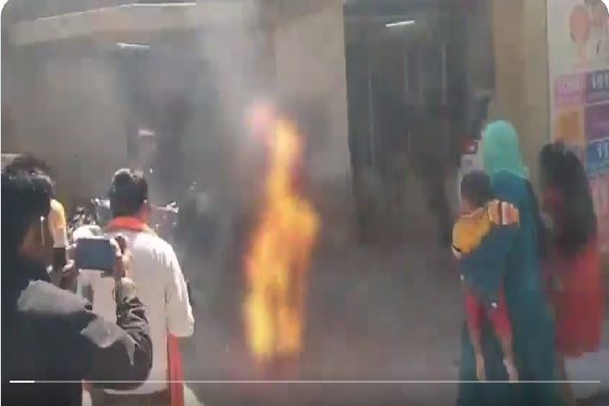 SP ऑफिस के सामने धू-धू कर जलता रहा युवक, इस वजह से उठाया आत्मघाती कदम