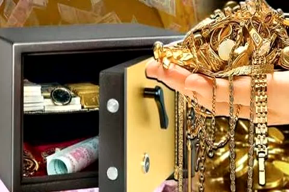 Tijori ka vastu Niyam: घर की तिजोरी में इन चीजों को रखने से हो सकते हैं मालामाल, कभी नहीं होगी पैसों की कमी…