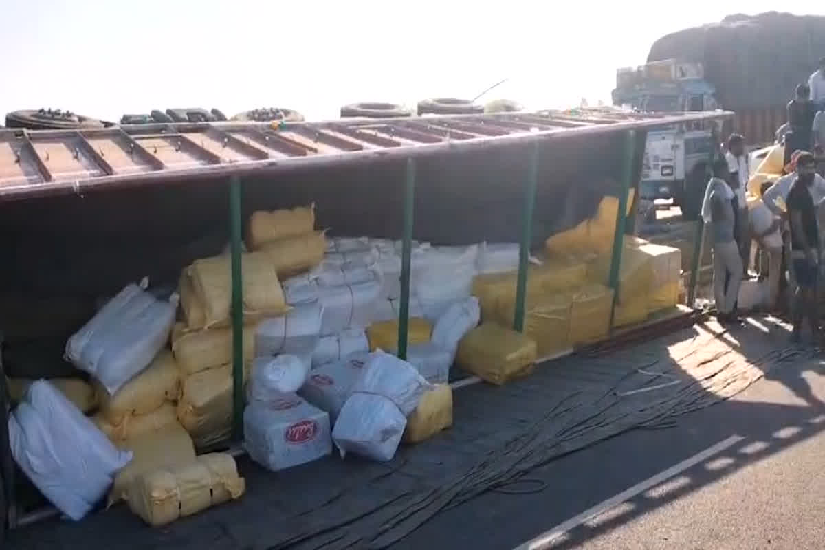 Fatehpur Truck Accident: हाईवे पर कपड़ों से भरा ट्रक पलटा, चालक ने कूदकर बचाई जान…