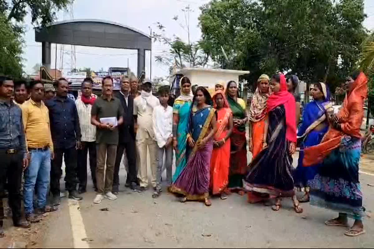 Chunav Bahishkar: इस मांग को लेकर कलेक्ट्रेट कार्यालय पहुंचे सैकड़ों ग्रामीण, चुनाव बहिष्कार की दी चेतावनी