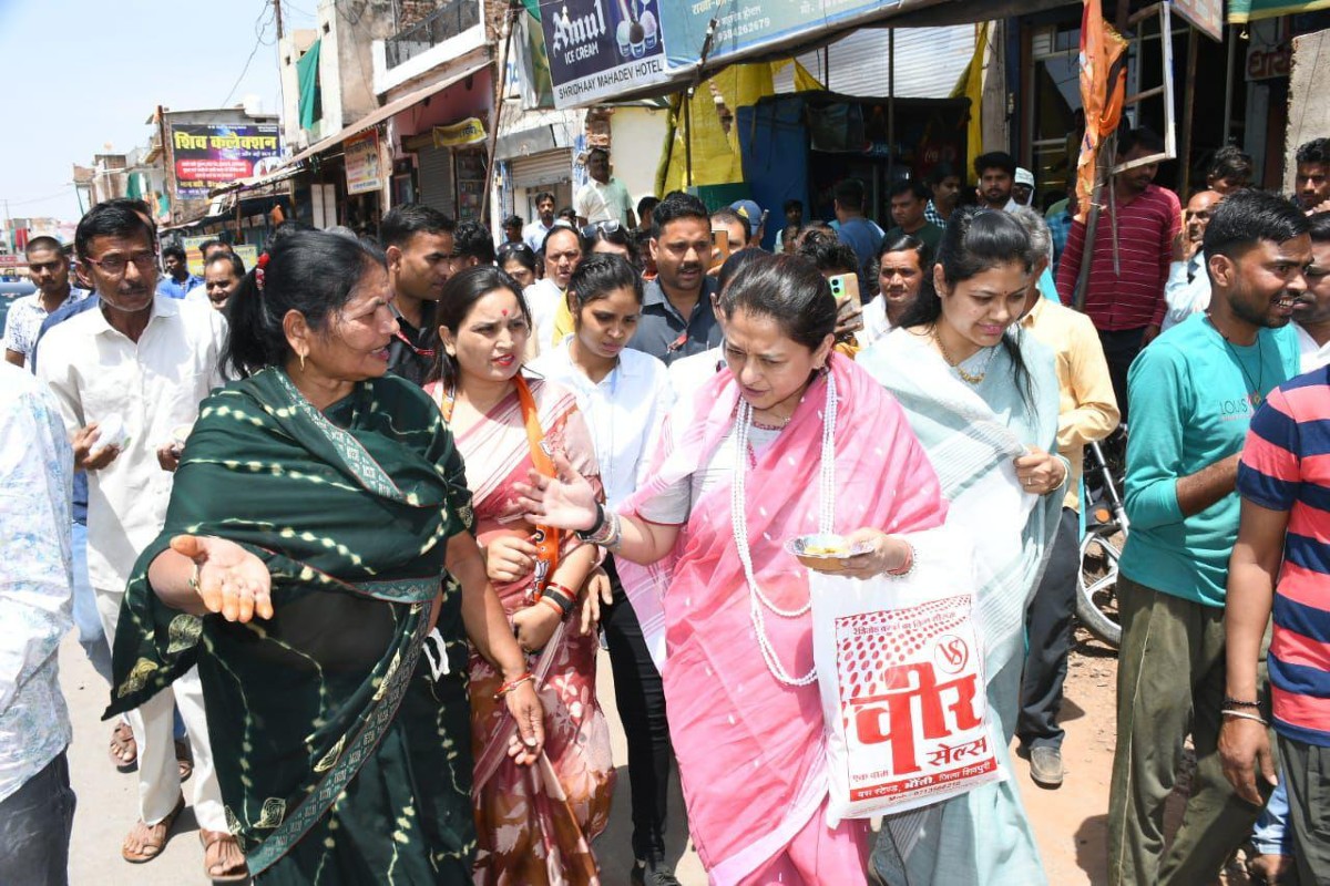 Guna Lok Sabha Chunav 2024 : महाराज के लिए वोट मांगने निकली महारानी! बाजार पहुंचकर की खरीददारी, साल 2019 में भी दिखा था ऐसा ही नजारा