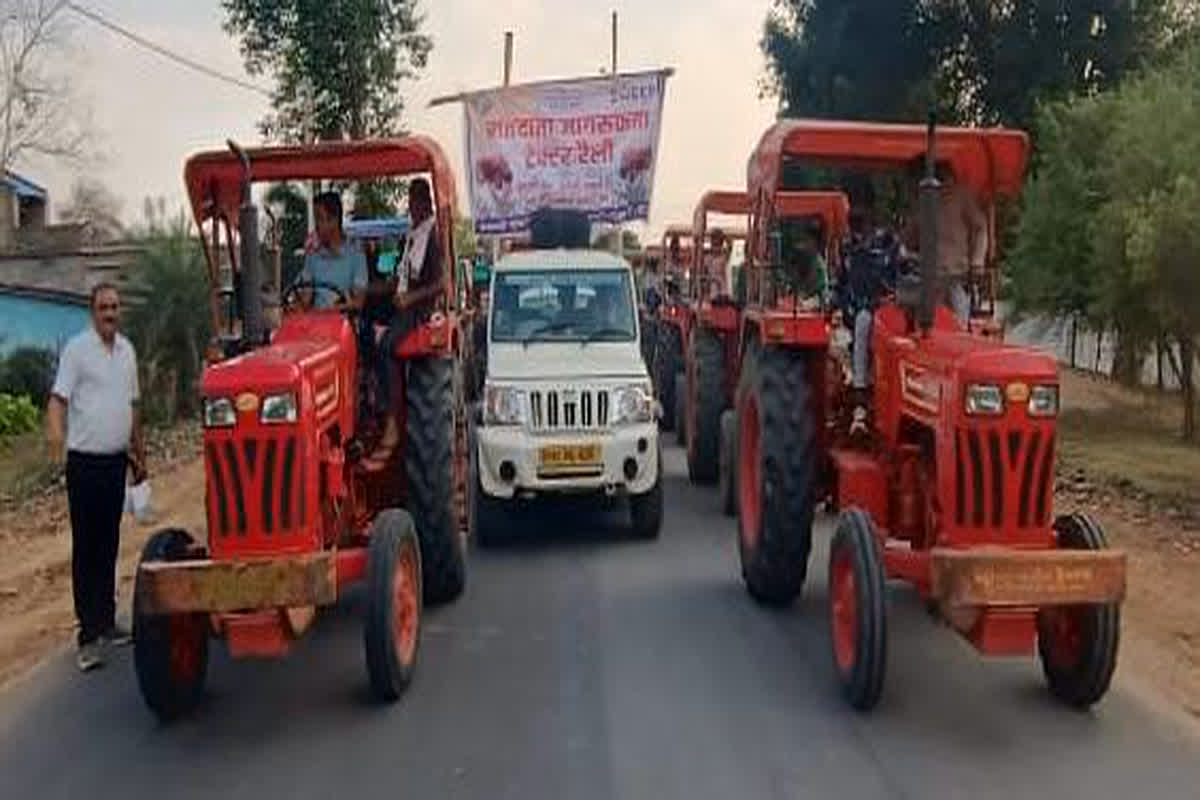 Jashpur News: ग्रामीणों को जागरूक करने ट्रैक्टर रैली का आयोजन, लोगों से की शत-प्रतिशत मतदान करने की अपील