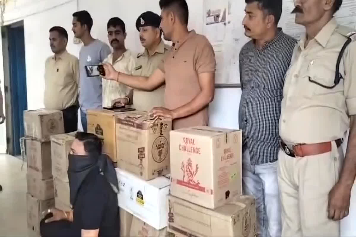 Morena News: अवैध शराब के स्टॉक पर पुलिस की छापामार कार्रवाई, पानी की फैक्ट्री से 21 पेटी अंग्रेजी शराब किए जब्त