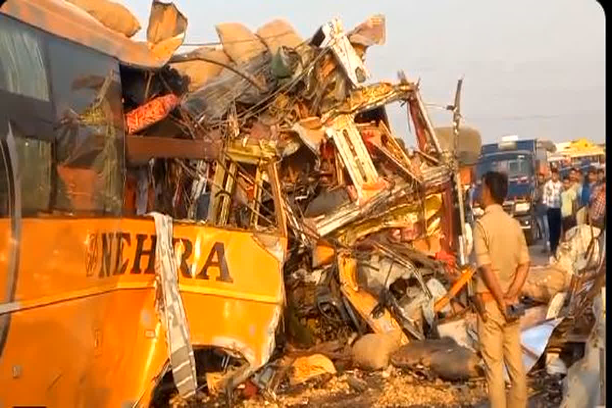 Bus Accident In UP : डिवाइडर तोड़कर ट्रक से टकराई स्लीपर बस, चार यात्रियों की मौत, 30 से ज्यादा लोग घायल