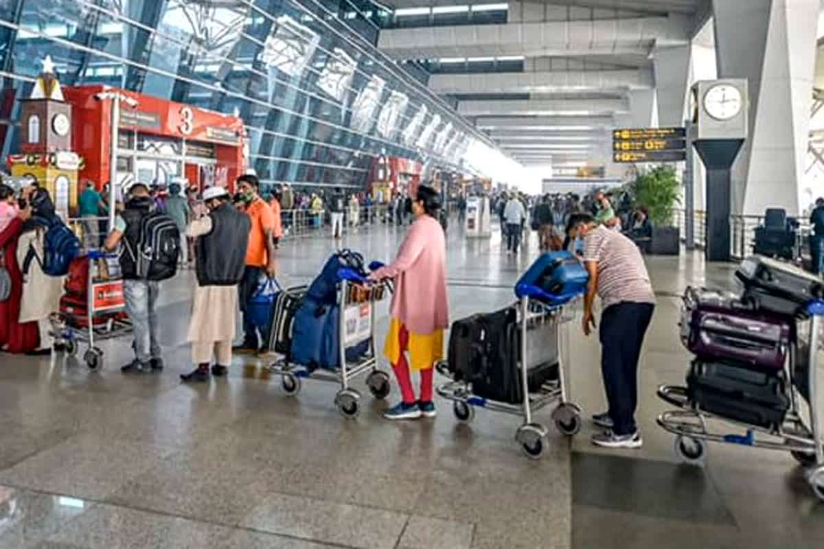 Indian Airports Bomb Threat: लोकसभा चुनाव के बीच देश के इन बड़े हवाई अड्डों को मिली बम से उड़ाने की धमकी, मचा हड़कंप…