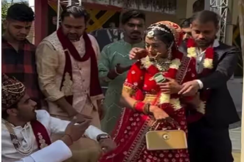 Lover Wear Varmala to bride in front of Groom
