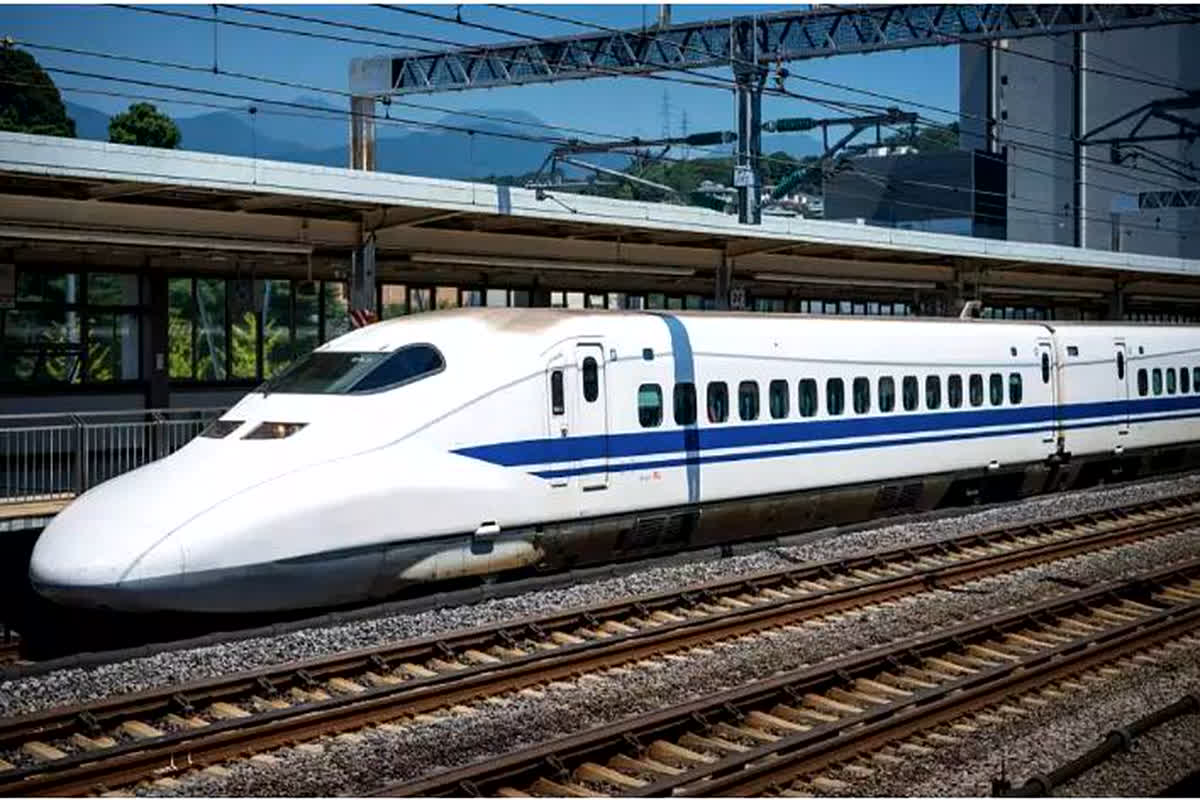 India’s First Bullet Train: इस दिन पटरी पर दौड़ेगी भारत की पहली बुलेट ट्रेन, केंद्रीय रेल मंत्री ने की बड़ी घोषणा