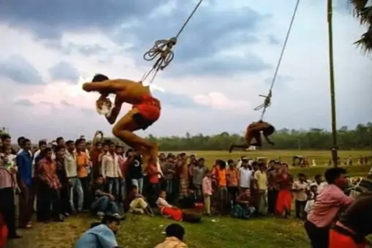 Charak Puja 2024: किसी ने शरीर को हुक लटकाया.. तो किसी ने कांटो से भरे रास्ते पर चलकर मांगी मन्नत, चरक मेले की ये तस्वीरें देख रह जाएंगे हैरान