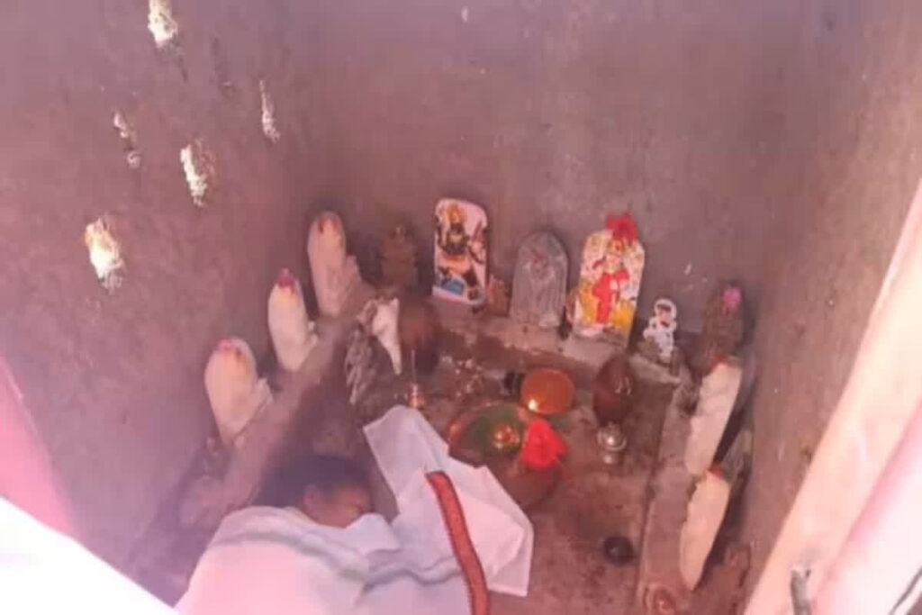 Jibh Katkar Chadha di Devi Ko