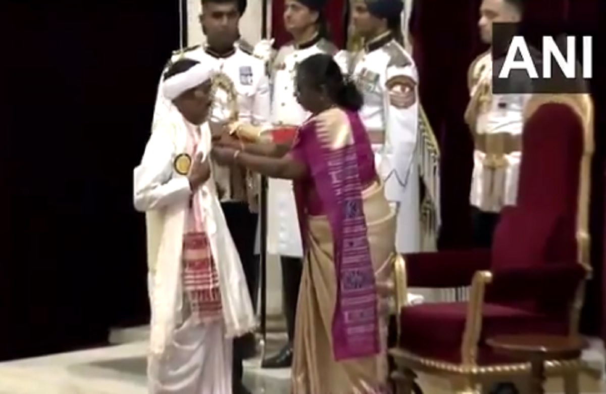 Padma Awards 2024: कला के क्षेत्र में पद्म पुरस्कार से नवाजे गए द्रोण भुइयां, राष्ट्रपति द्रौपदी मुर्मू ने किया सम्मानित