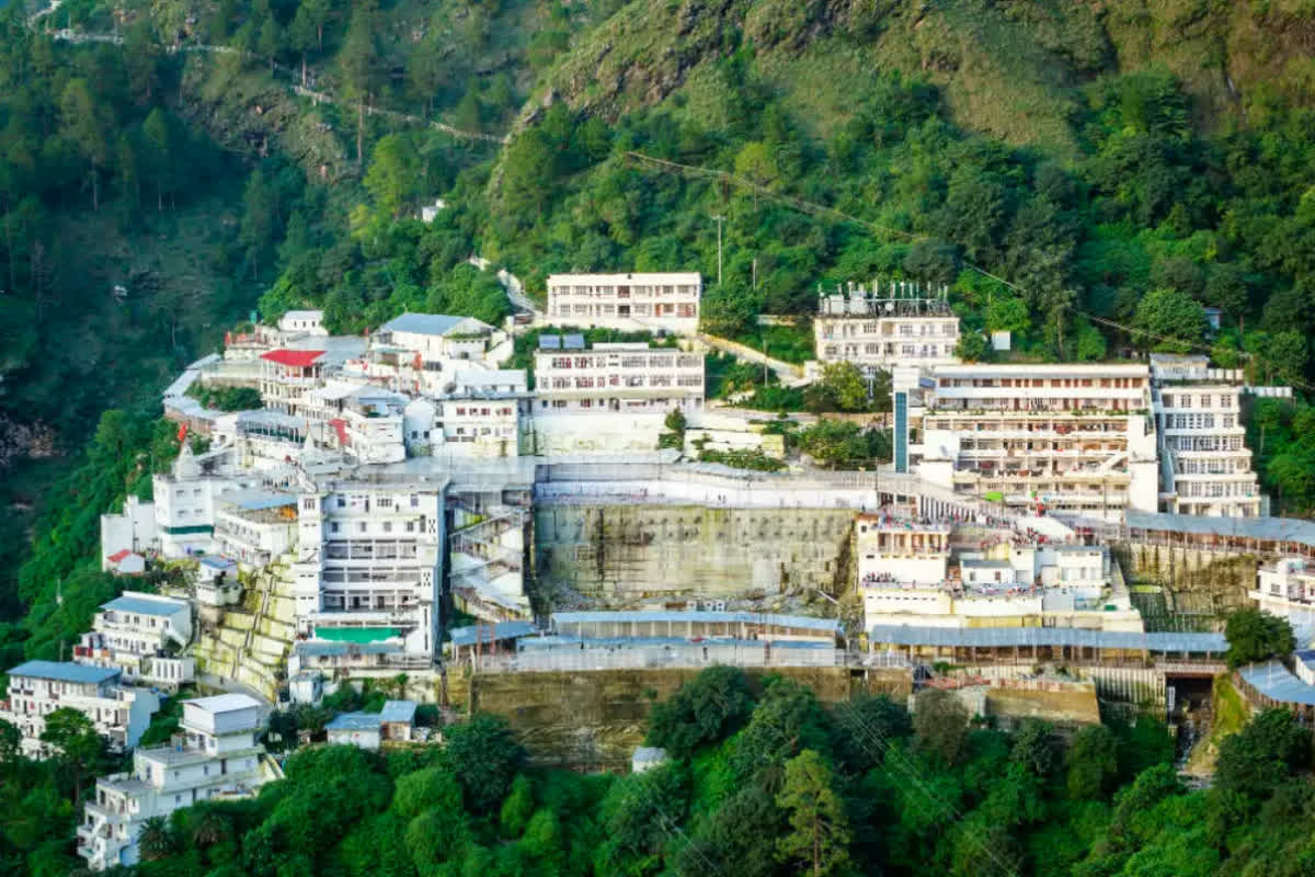 Vaishno Devi Temple Latest News : माता वैष्णो देवी मंदिर में आने वाले श्रद्धालुओं को प्रसाद के रूप में मिलेगी ये खास चीज, SMVDSB ने लिया ये फैसला