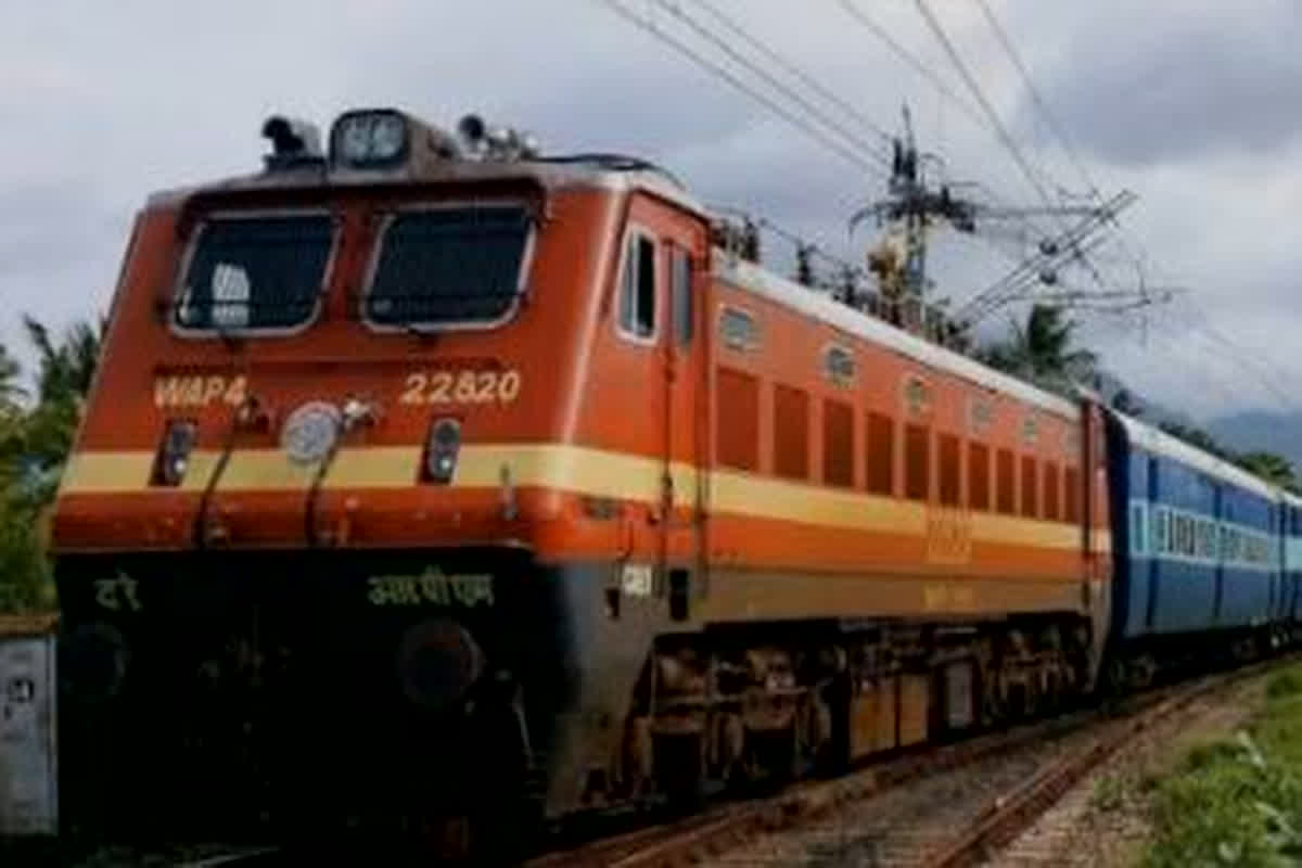 Indian Railway: रेल यात्रियों को सौगात, अब घर बैठे ही कर सकते हैं अनारक्षित और प्लेटफॉर्म टिकट की बुकिंग, रेलवे ने दी ये सुविधा