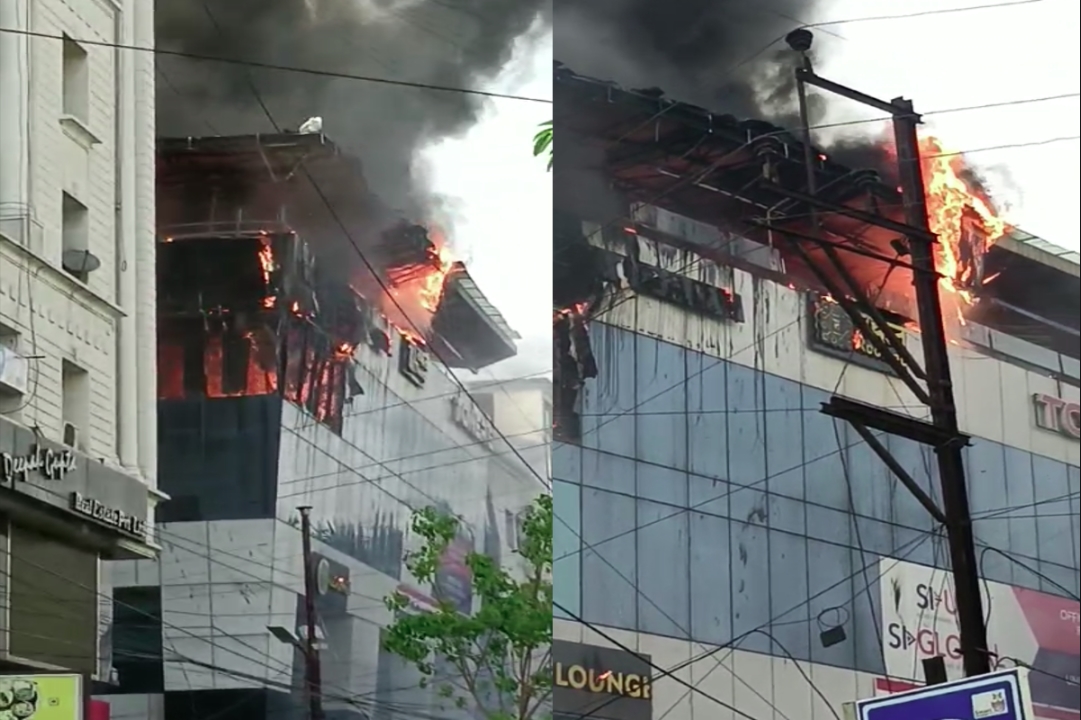 Indore Fire Latest News : इंदौर के टावर-61 के रूफटॉप रेस्टोरेंट में लगी भीषण आग, एयरपोर्ट से लाई गई हाईटेक मशीन, मची अफरा-तफरी