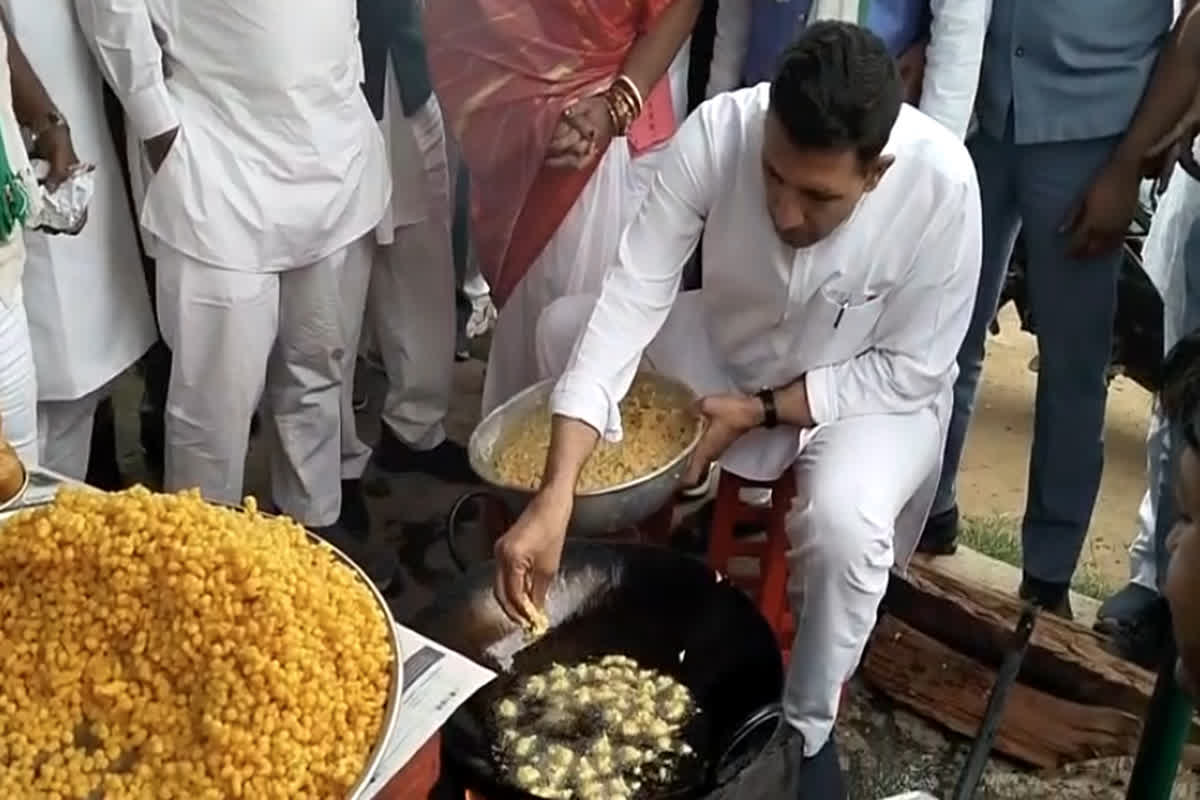 Jeetu Patwari Video: PCC चीफ का अनोखा अंदाज… होटल में मंगोड़े बनाते नजर आए जीतू पटवारी 