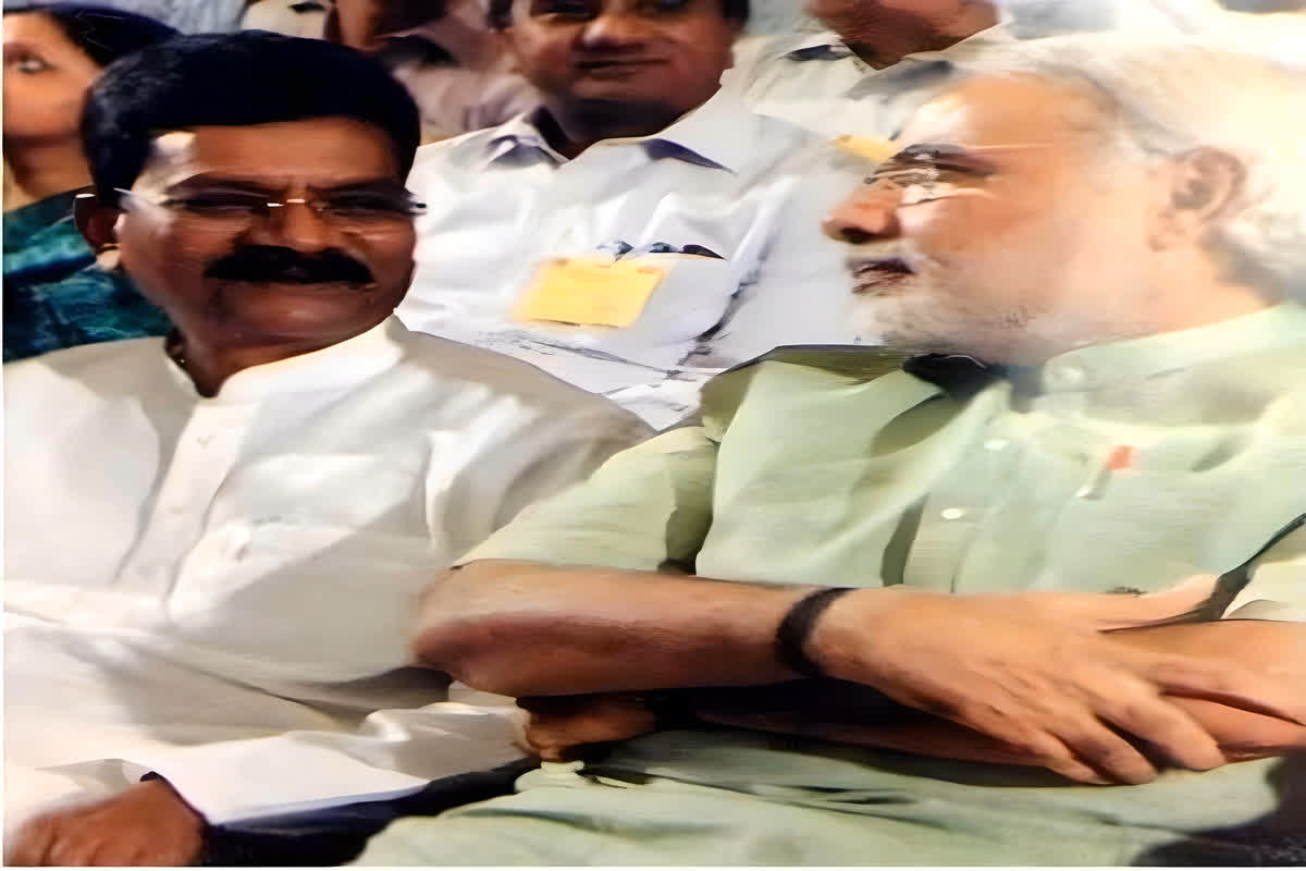 Charan Das Mahant’s Clarification: पीएम मोदी के साथ तस्वीर शेयर कर नेता प्रतिपक्ष ने दी सफाई, कहा – ‘मेरे बयान को गलत तरीके से पेश किया जा रहा..’