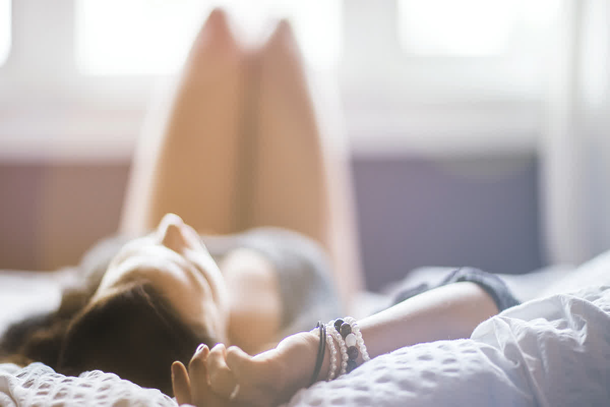 Female Masturbation Tricks: महिलाएं हस्तमैथुन करने के इस नए तरीके से पा सकतीं हैं चरमसुख, बिस्तर पर तकिया आपकी करेगा मदद