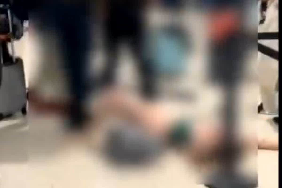 Ganja Pikar Yuvti ne Kata Bawal: गांजा पीकर महिला ने एयरपोर्ट पर काटा बवाल, पूरे कपड़े उतारकर करने लगी खुलेआम संबंध बनाने की मांग