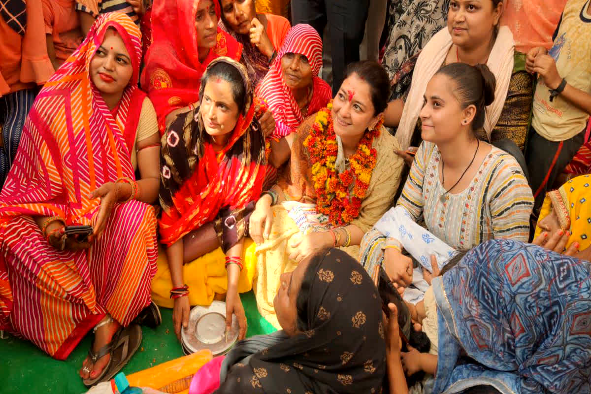 Guna Lok Sabha Election 2024 : प्रियदर्शनी राजे सिंधिया ने स्वयं सहायता समूह की महिलाओं के साथ बनाए कंगन, गांवो में किया डोर-टू-डोर संपर्क