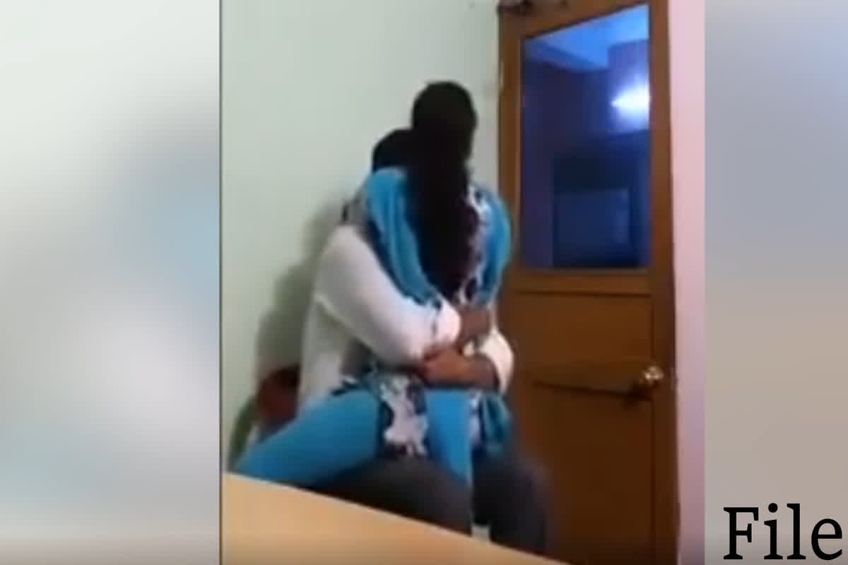 Teacher Caught With Student: छात्रा के साथ घर पर ऐसा काम कर रहे थे स्कूल के प्रिसिंपल, किसी ने वीडियो बनाकर कर दिया वायरल