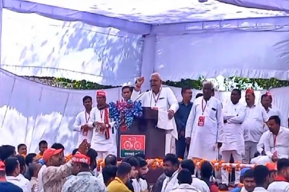 SP Leader Video Viral: “बाबा तेरे टुकड़े करवा देंगे..” सपा नेता ने भरे मंच से बीजेपी सांसद को दी धमकी, वीडियो वायरल