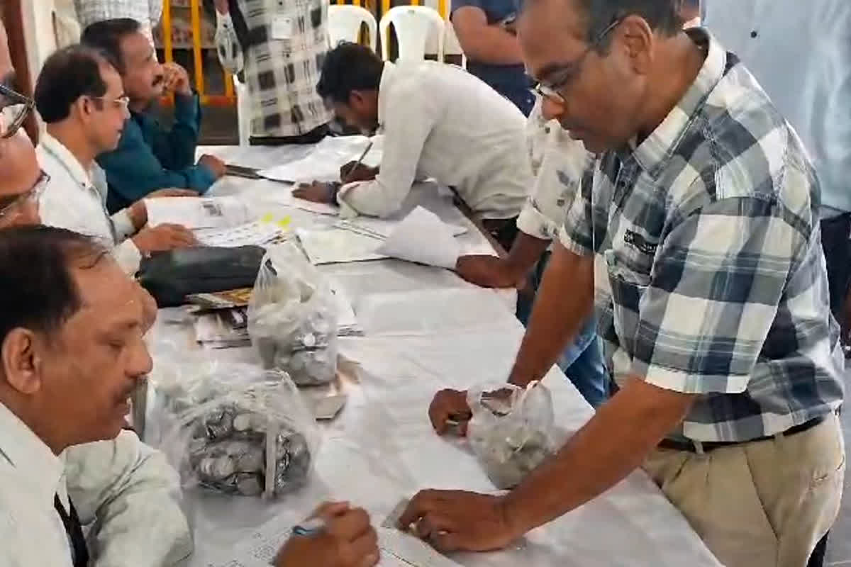 Lok Sabha Chunav 2024:  झोले में सिक्के लेकर निर्वाचन कार्यालय पहुंचा निर्दलीय उम्मीदवार, सिक्के गिनते-गिनते अधिकारियों के छूट गए पसीने