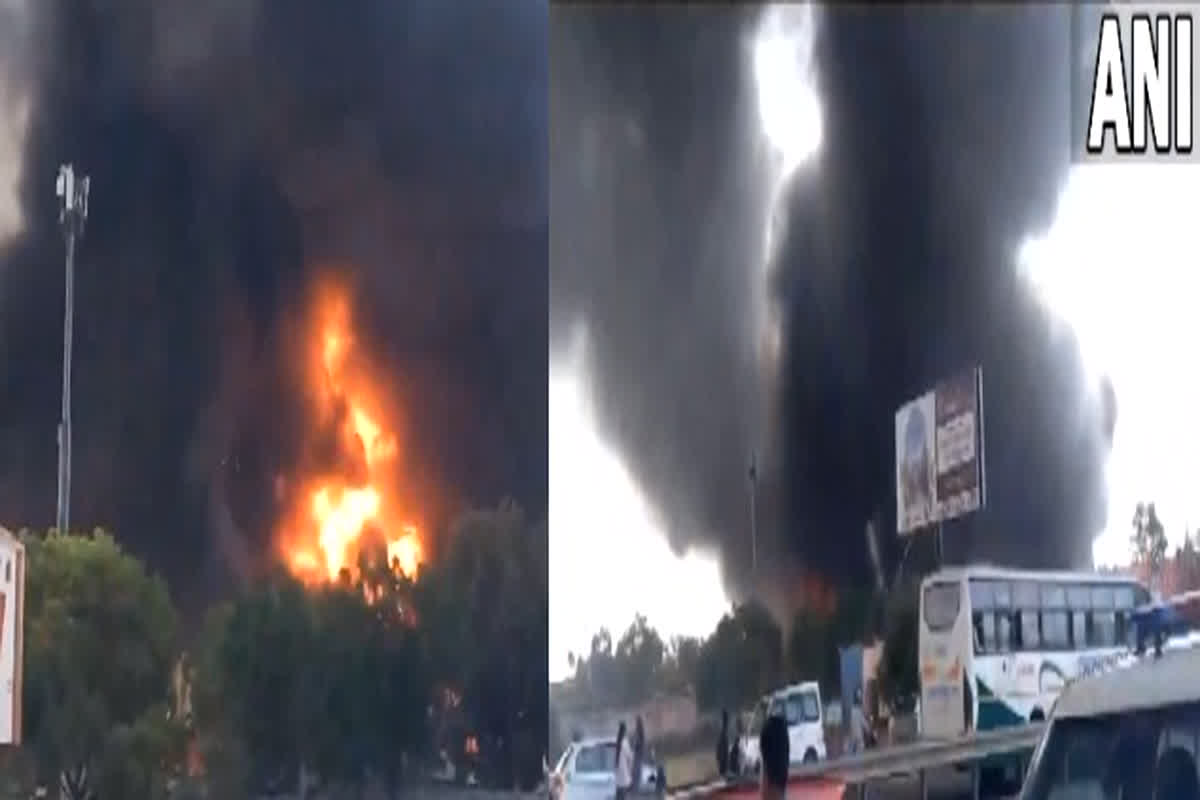 Ink Factory Fire Video: स्याही फैक्ट्री में अचानक लगी भीषण आग, धुआं-धुआं हुआ इलाका, मची अफरातफरी…