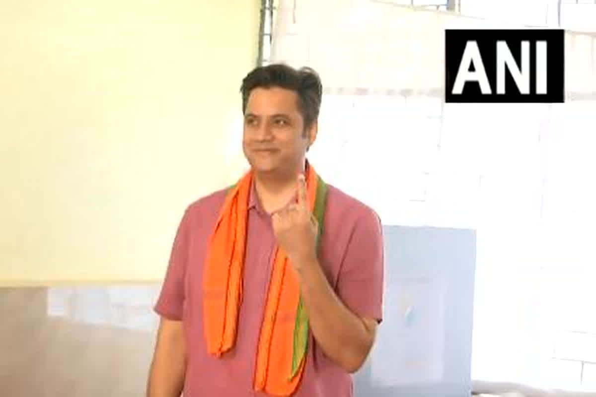 Lok Sabha Election 2024 2nd Phase Voting Live Update : पूर्व मुख्यमंत्री रमन सिंह के बेटे अभिषेक सिंह ने कवर्धा में किया मतदान