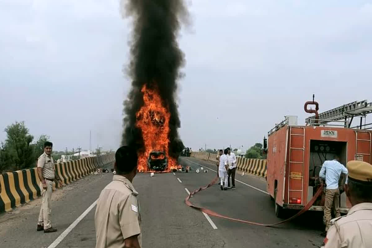 Rajasthan Accident News : ट्रक से टकराने के बाद कार में लगी आग, जिंदा जले एक ही परिवार के 7 लोग