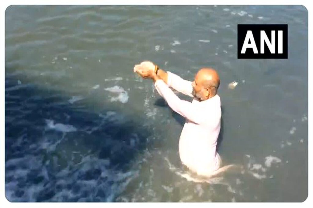 Congress candidates mahesh parmar bathing in the dirty water of the drain