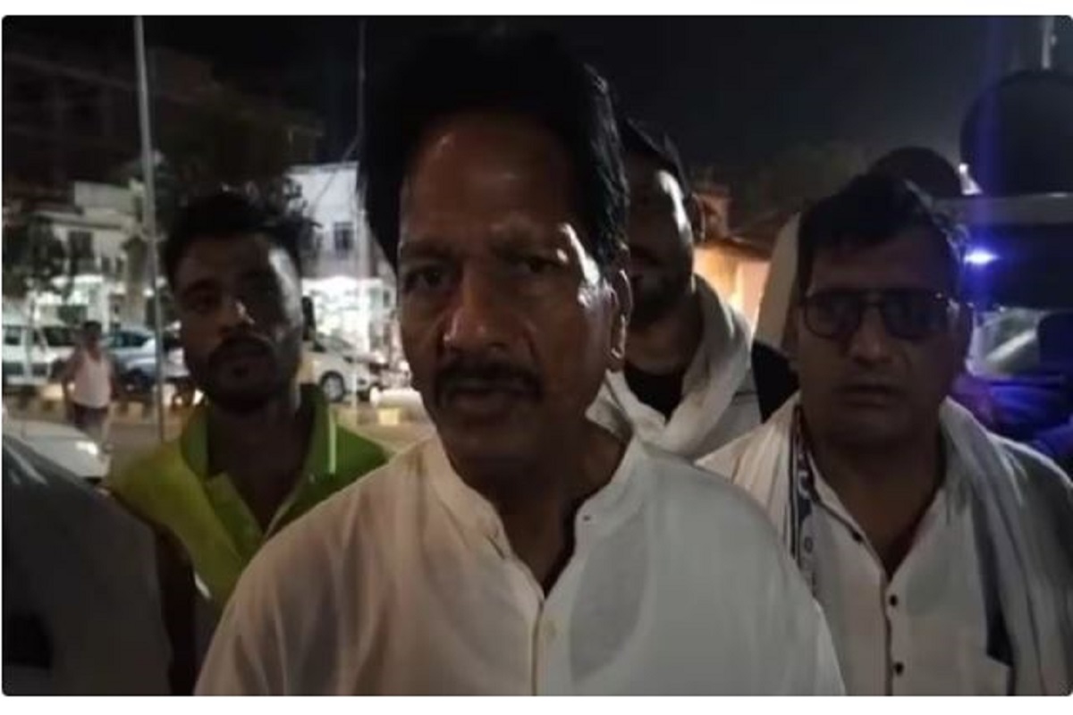 लोकसभा उम्मीदवार ने छोड़ा अपनी विधायक पत्नी का घर, बाहर झोपड़ी में डाला डेरा..जानें पूरा मामला