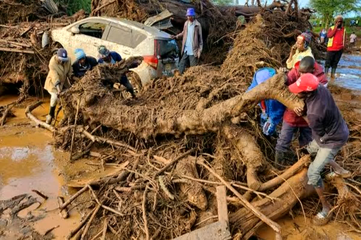 Dam Collapse: बाढ़ का कहर, भारी बारिश के चलते टूटा बांध, 40 लोगों की मौत…