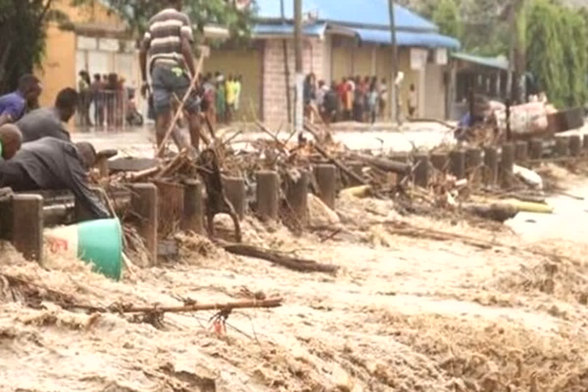 Heavy Rain Alert: भारी बारिश से मची भयंकर तबाही, बाढ़ की चपेट में आने से 58 लोगों की मौत…